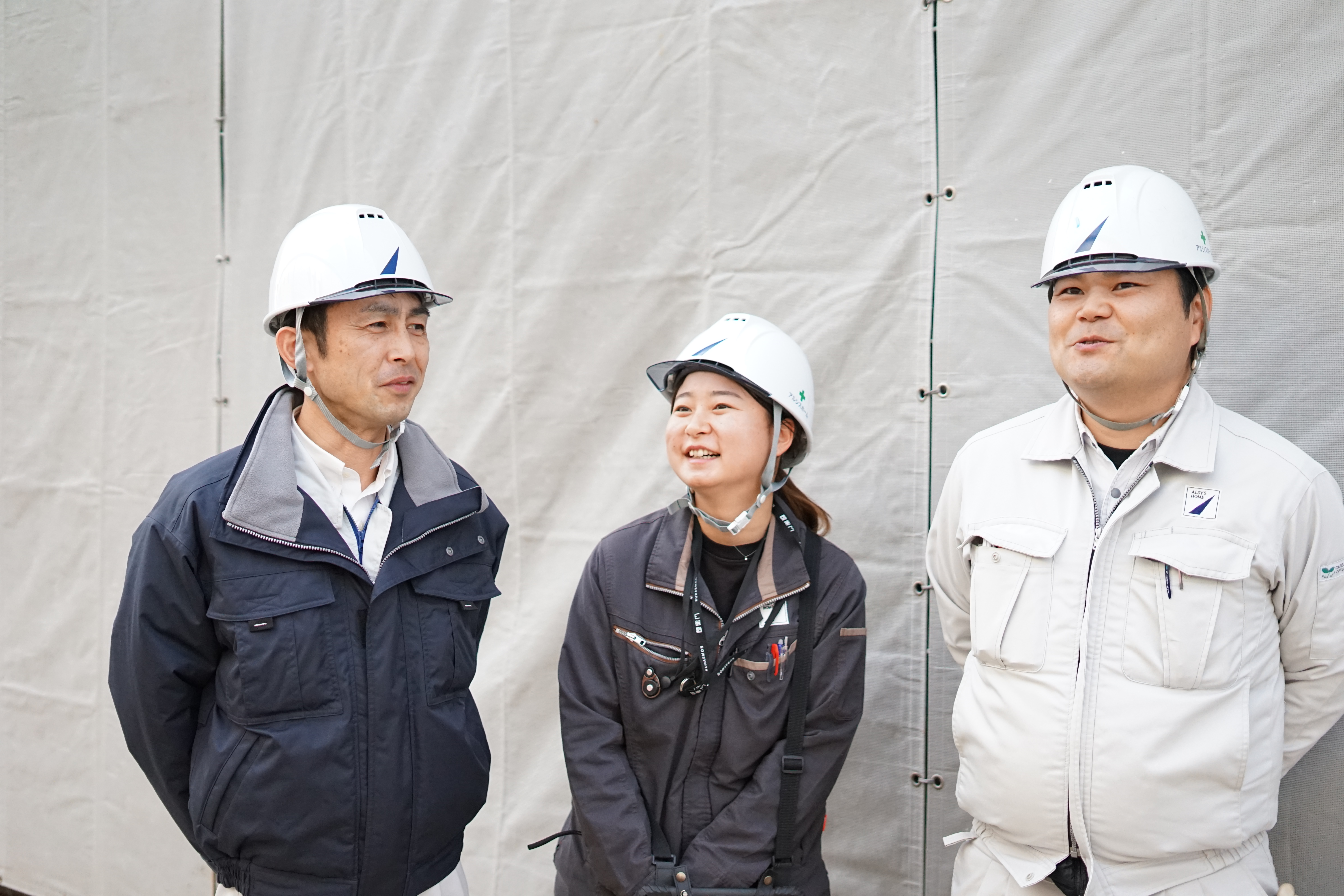 1現場に3名体制で臨む施工管理職の様子