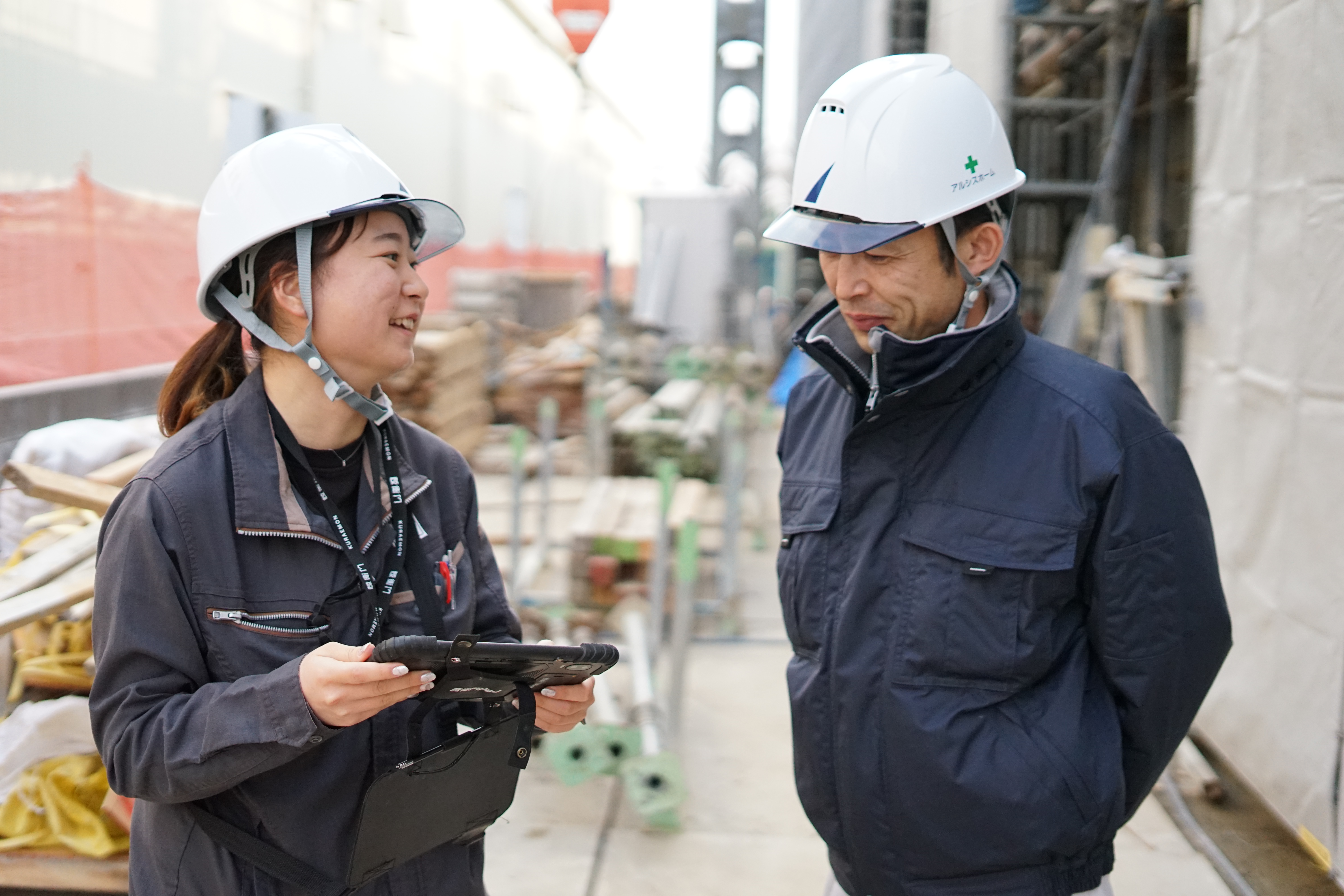 タブレットを使った施工管理の様子
